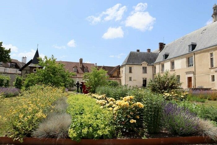 Der Garten, der im Rahmen der Renovierung des Museums für Moderne Kunst völlig neu erfunden wurde, wurde zum Schauplatz einer Reihe moderner und zeitgenössischer Skulpturen. Lassen Sie sich von der Ru