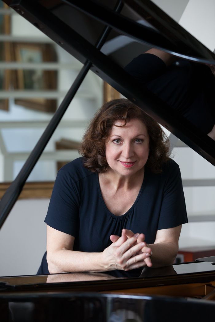 La pianiste Marie-Catherine Girod met à l'honneur les femmes compositrices à l'occasion de la sortie de son CD "Regards de femmes" unanimement salué par la presse.