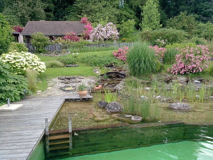 Besuchen Sie diesen blühenden Landschaftsgarten rund um das Haus. Es hat 250 Rosen aller Kategorien, junge Hydrangeas, viele Stauden, Bäume und Sträucher.