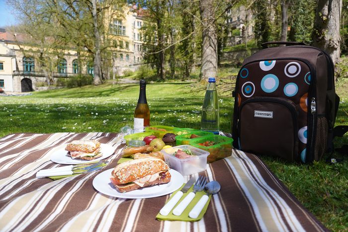 Wir packen Ihren Picknick-Rucksack und füllen ihn mit kulinarischen Köstlichkeiten und Leckereien aus unserer Küche, einer gemütlichen Decke und natürlich gekühlten Getränken.