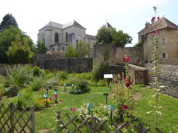 Im Rahmen der Rendez-vous aux jardins lädt Sie das Rathaus von Nouaillé-Maupertuis zu einer Entdeckungstour rund um die Reichtümer des Naturerbes ein (mittelalterlicher Garten, Obstgarten...)...