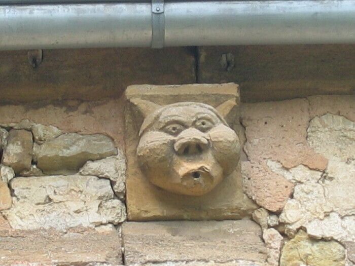 Visitez librement cette église, ses vitraux et sa statuaire.