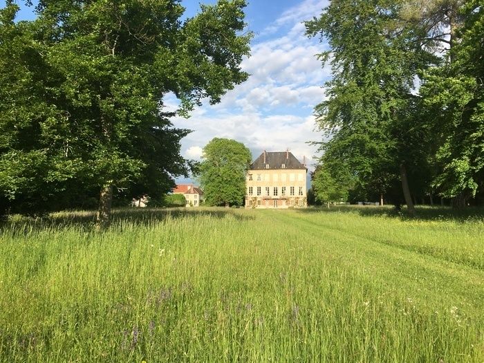 Der Pavillon Saint Martin, erbaut zu Beginn des 17\. Jahrhunderts, im Herzen eines 7 ha großen Parks, lädt Sie ein, eine ländliche und blühende Landschaft im Herzen der Stadt Senlis zu erkunden. Im La