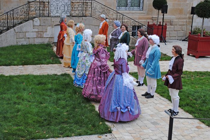 Danses en costumes (époques médiévale, Renaissance et Baroque) par les membres de l'association langroise Dulcimer.