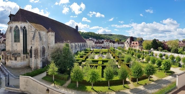 Auf den Ruinen der alten Burg der Gräfin von Tonnerre, in der Mitte der alten Gebäude, steht das Hôtel-dieu wie ein Garten von mittelalterlicher Inspiration, ideal für Meditation und Entspannung...