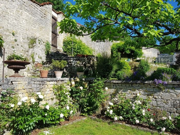 Dieser private Garten, der entlang des sogenannten Côte du Château-Weges liegt, ist in drei Terrassen unterteilt und bietet einen herrlichen Blick auf Joinville in seiner hügeligen und grünen Umgebung