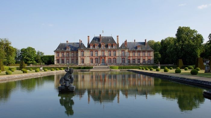 Das Gebiet von Breteuil ist seit 1610 ein familiärer Ort. Entdecken Sie während des Schlossbesuchs die Geschichte dieser eng mit der Familie Frankreich verbundenen Familie. Der Besuch ist reich möblie