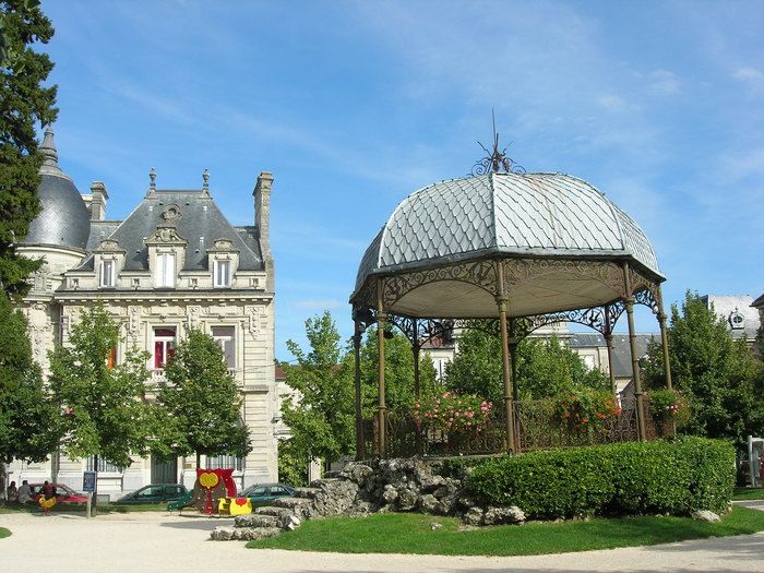 A la fin du XIXe siècle, l’entrepreneur ayant hérité de la construction du marché couvert fait œuvre de mécénat en proposant d’offrir à la Ville un kiosque à musique.