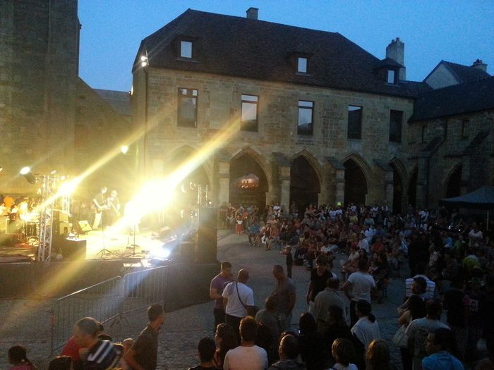 Concert gratuit en plein air avec Carré d'As (pop rock) et Music in Side (DJ), organisé par l'Amicale des Sapeurs-Pompiers de Langres dans le cadre des Festi’mardis.