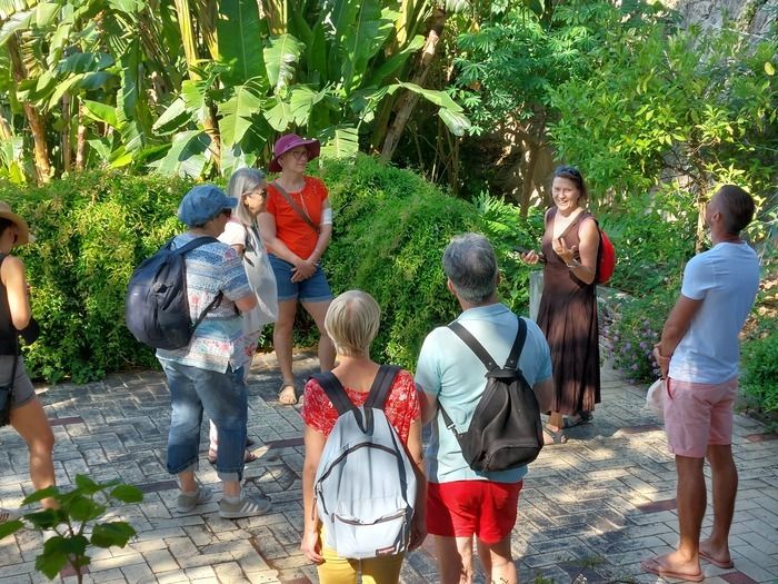 Die Choreografin Isabelle Magnin schlägt einen Spaziergang vor, bei dem am Abend jeder eingeladen ist, ohne Spannungen, mit Glück und Neugier zu gehen, um sich selbst und der Umwelt zuzuhören...