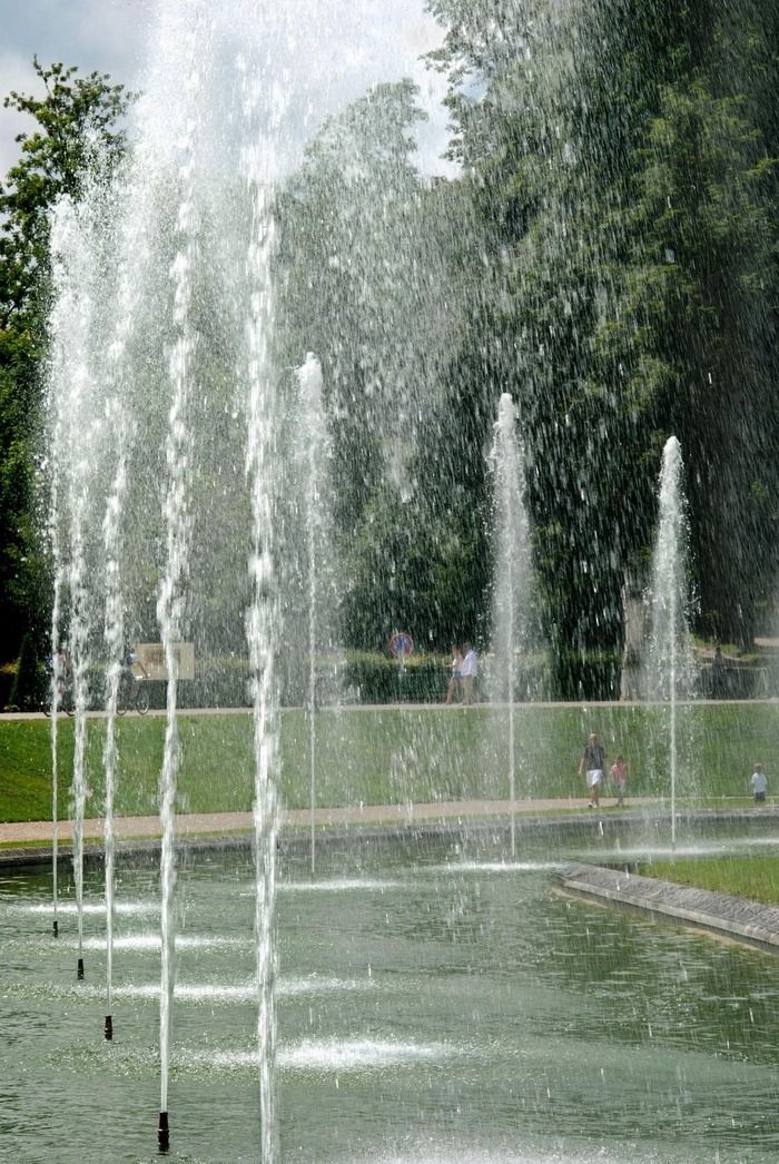 Entlang der Wege des Parks entdecken Sie zahlreiche Becken, Wasserfälle und Brunnen, die von Wasserspielen belebt werden, die das Know-how der florentinischen Brunnen des 17\. Jahrhunderts, darunter A