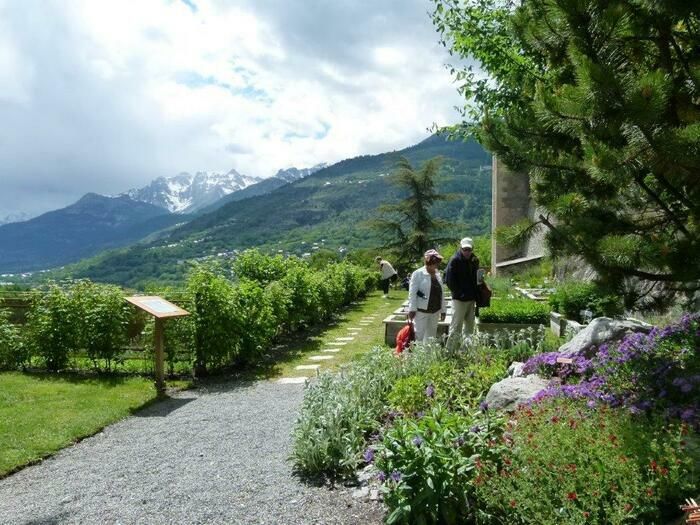 Entdecken Sie diesen historischen Garten, der über der Durance-Schlucht hängt, um seine Flora und seine zeitlose Atmosphäre zu genießen. Die Führer des Denkmalamtes ...