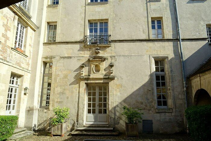 Hôtel particulier avec cour et jardin entre les XVIIe et XVIIIe siècles. La "Sauvegarde de Senlis" vous propose de le décrouvrir les samedi 21 et dimanche 22 septembre à l'occasion des Journées Europ…