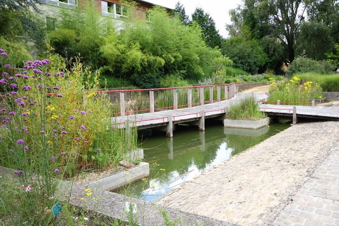 Wecken Sie Ihre Sinne, um den Garten der Sinne (wieder) zu entdecken. Er wurde 2002 im Besitz der Stadt Poitiers seit 2011 gegründet und erstreckt sich über 5'000 m². Aus einer gemeinsamen Arbeit zwis