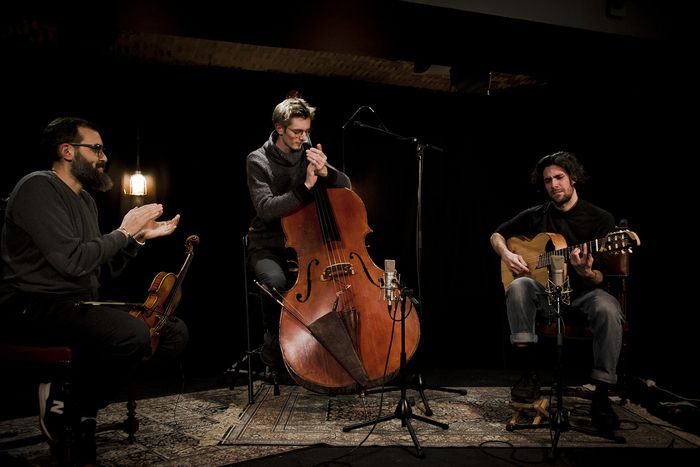 Des poèmes mis en musique par Fakir Trio qui tisse entre elles les influences turques, marocaines, balkaniques et jazz et mis en parole en arabe en français par Yolanda Creighton et Abir Chahine.