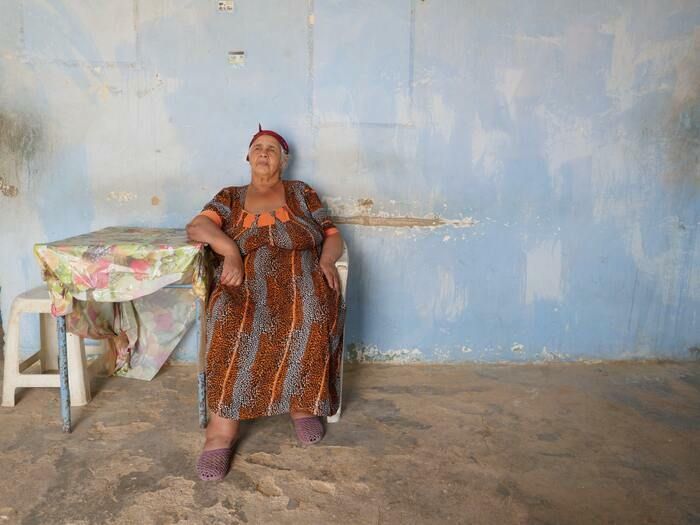 En plein désert algérien, dans son relais, une femme écrit son Histoire. Elle accueille, pour une cigarette, un café ou des œufs, des routiers, des êtres en errances et des rêves.