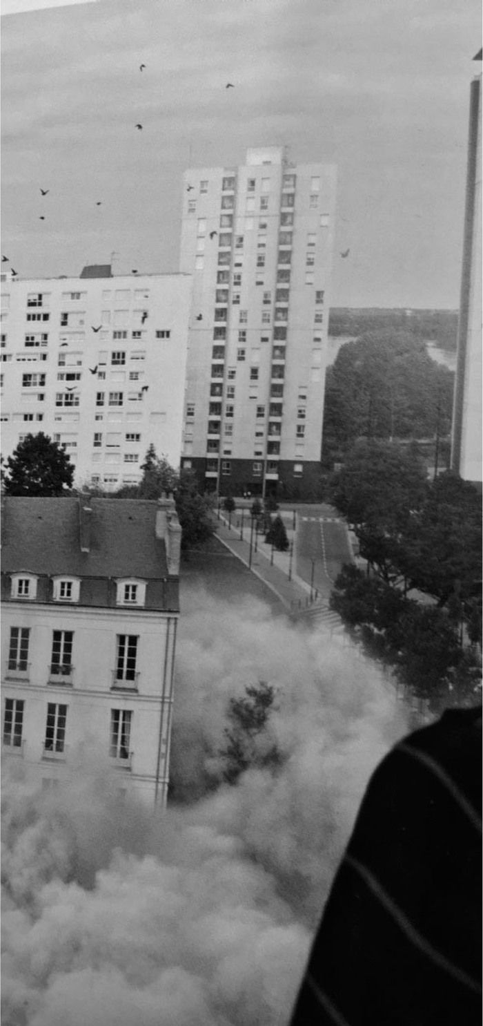 Un entrepreneur du bâtiment s’oppose à de grandes sociétés qui construisent les résidences de demain en nettoyant la banlieue d’aujourd’hui.