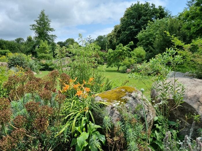 Seit 15 Jahren bauen die Besitzer auf dieser alten Schafswiese einen 18.000 m² großen Garten. Hier treffen zahlreiche Stauden, Sträucher und Sammlerbäume aufeinander: Scheffleras, ...