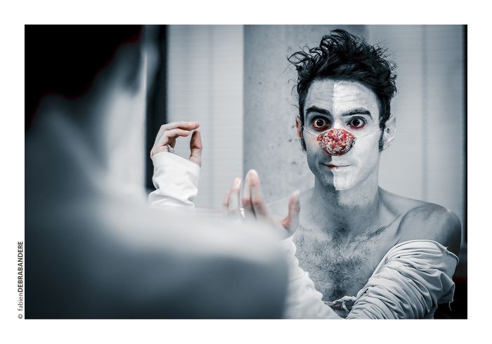 Le spectacle propose de sonder le lien qui unit l'acteur à son personnage. Il y a d'un côté le créateur cérébral et de l'autre sa créature organique. 
    L'homme social face au clown sans filtre.