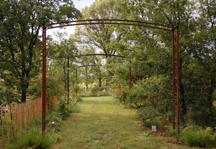 Wenn es Abend wird, öffnet der Rosengarten von Gérenton seine Türen für einen Besuch des Rosengartens, der sich auf unsere Sinne konzentriert. Bei Einbruch der Dunkelheit ist alles gleich und alles is