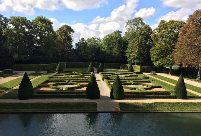 Visite en présence des propriétaires et du jardinier.