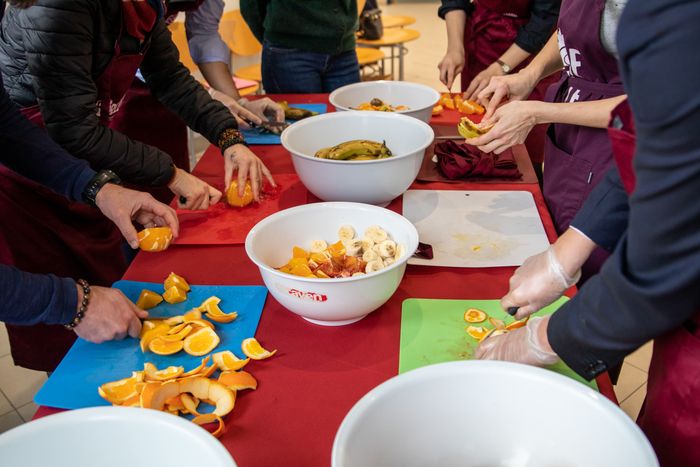 Atelier confiture anti-gaspi pour les usagers et usagères de la Maison de quartier.