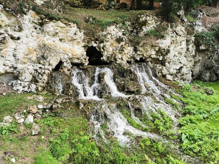 Das hydraulische System, das im 18\. Jahrhundert zur Versorgung des großen Wasserfalls entwickelt wurde, ist noch funktionsfähig und wird betrieben, um uns das Schauspiel einer visuellen und akustisch