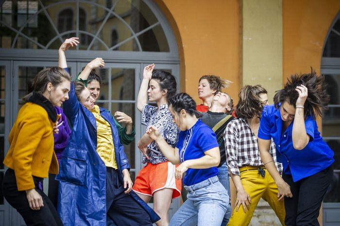 Des femmes réunies autour de l’acrodanse, vous invitent dans leur monde poétique, loufoque et éclectique.