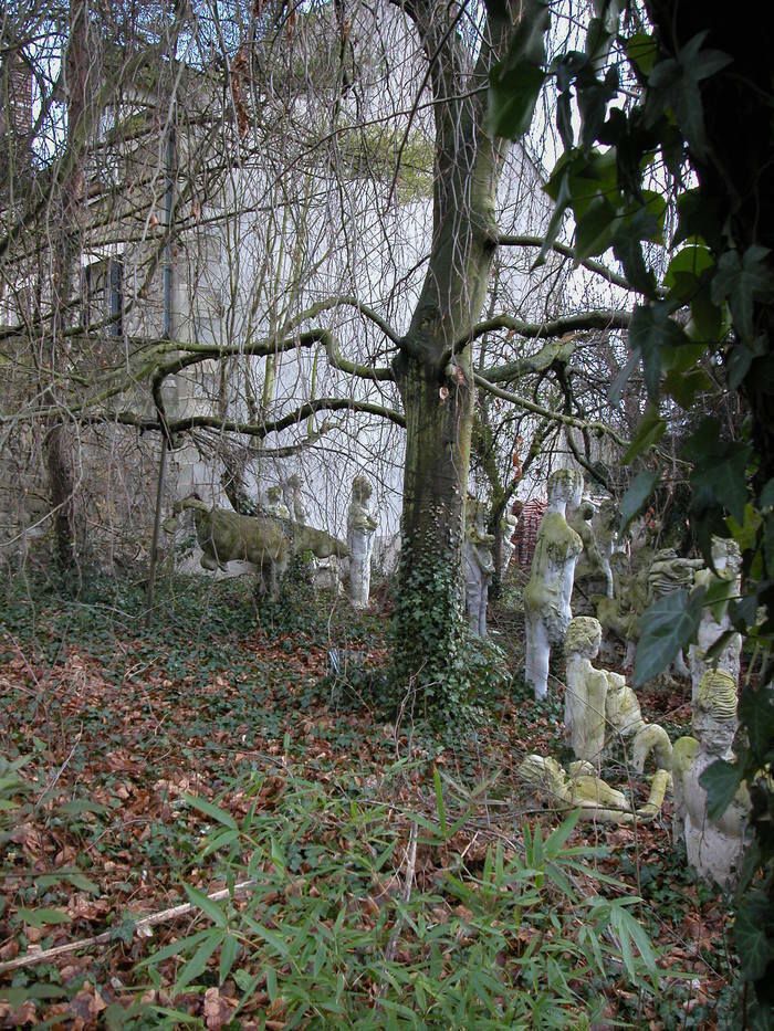 Entdecken Sie diesen bewaldeten Garten, der den Skulpturen von Michel Charpentier gewidmet ist