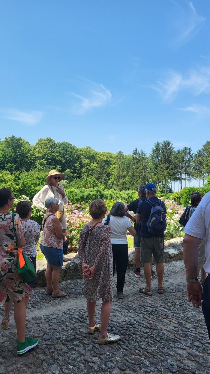 Amy Kupec Larue, Führerin der Rosengärten von Paris, wird zahlreiche botanische Spaziergänge rund um die seltenen und duftenden Rosen von Rivau anbieten.