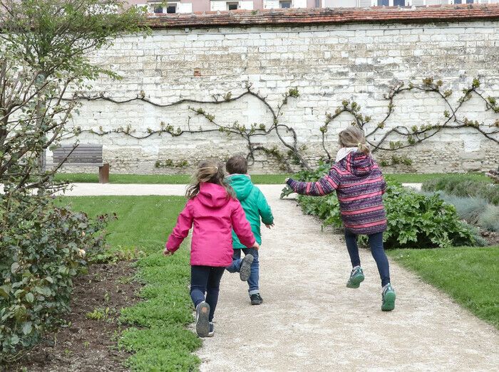 Machen Sie mit bei einer Schnitzeljagd im Garten des MAM. Entdecken Sie die Gartenskulpturen und Rätsel stehen auf dem Programm!