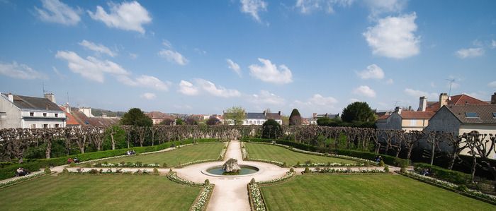 Spazieren Sie durch den Bossuet-Garten und genießen Sie einen ruhigen Moment inmitten von Blumen und Grün.