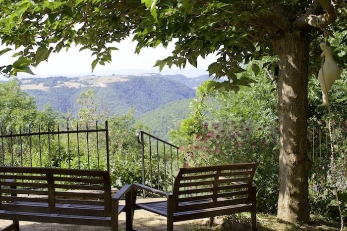 Der Jardin des Enclos feiert in diesem Jahr sein fünfzehnjähriges Bestehen. Dieser Garten am Ende der Welt bietet dem Publikum echte Überraschungen, unerwartete Stimmungen auf fast einem Hektar Marsch