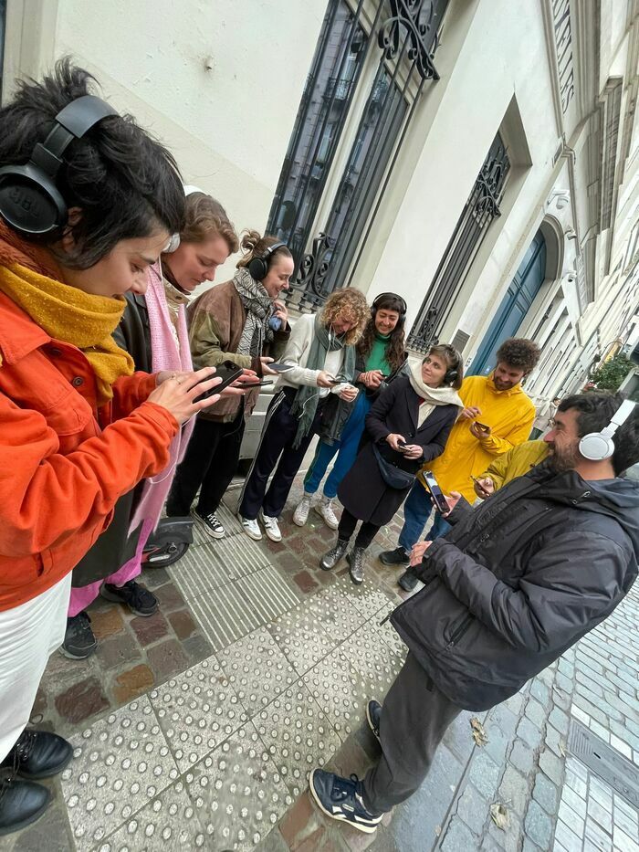 DJing a city est pensée comme une expérience chorégraphique de micro communauté éphémère frayant simultanément entre espace intime, privé et public.