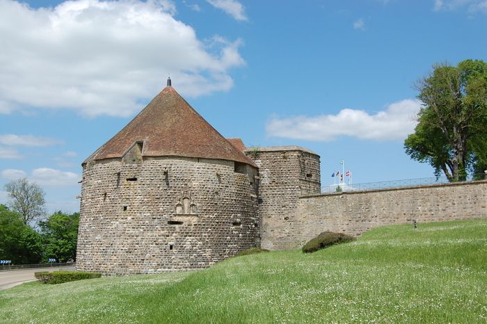 Visitez la Tour de Navarre, située sur " le champ de Navarre".