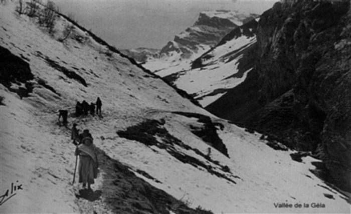 Théâtre de la guerre d'Espagne et de la Seconde Guerre mondiale, les Pyrénées sont les lieux propices aux évasions des persécutés.