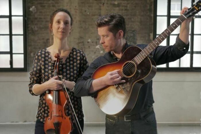 Le duo composé de Magalie Liénard (chant, violon d'amour) et de Julien Biget (chant, guitare, bouzouki, melodeon) nous emmène vers la musique du delta du Mississippi et le folk jazz des origines.