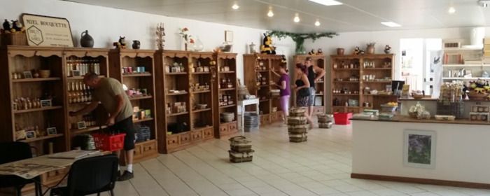 Venez nous rencontrer à Miel Rouquette, une exploitation familiale fondée dans les années 60, et découvrez une variété de 11 miels et d'autres produits de la ruche.