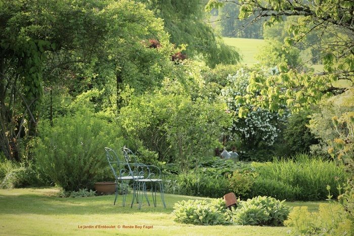 Entdecken Sie den Garten von Entêoulet, der 2014 zum Lieblingsgarten der Franzosen gewählt wurde, mit einer Fläche von 2,5 ha, eingebettet in ein Tal Gersois, 10 Minuten südlich von Auch.