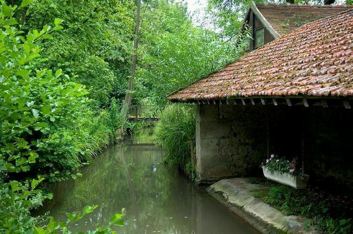 Dieser Garten, am Rande von Sausseron und im Herzen des Dorfes, ist von wahnsinnigem Charme. Es ist der einladende und authentische Ort, der das gute Leben der schönen Gemeinde Valmondois perfekt vera