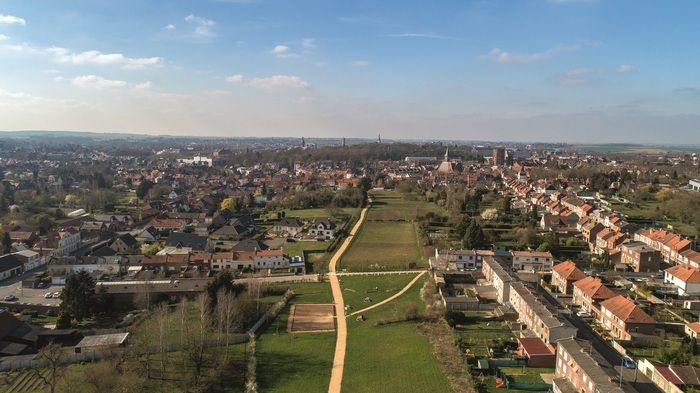 Folgen Sie Ihrem Reiseleiter durch die drei Einrichtungen des öffentlichen Gartens und über den grünen Fluss. Entdecken Sie die Mythen hinter den Statuen des Blumengartens, beobachten Sie die bemerken