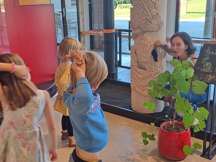 Une découverte sensorielle d'une salle du musée pour les tout-petits visiteurs et leurs parents !