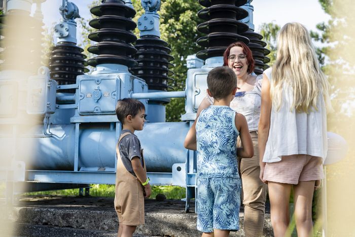 An der Rezeption des Museums wird ein Heft ausgehändigt, das die Besucher durch den Garten führt, wo 5 Workshops auf sie warten. In diesen Workshops können Sie durch die fünf Sinne die verschiedenen P