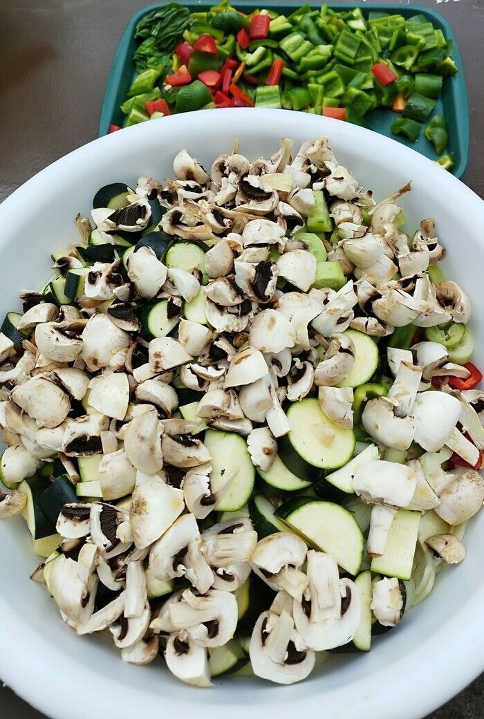 Kommen Sie und kochen Sie eine riesige Suppe zusammen! Die Schalen werden in den Gartenkompost für eine grüne Aktivität gehen! Nach der Suppe folgt ein Tanzabend.