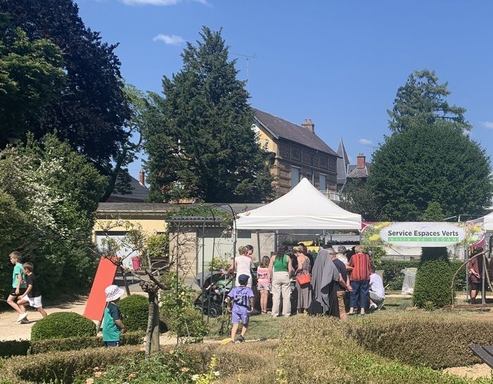 Der Grünflächenservice der Stadt lässt Sie Dinge aus dem Garten erraten, die Sie fühlen oder berühren können.