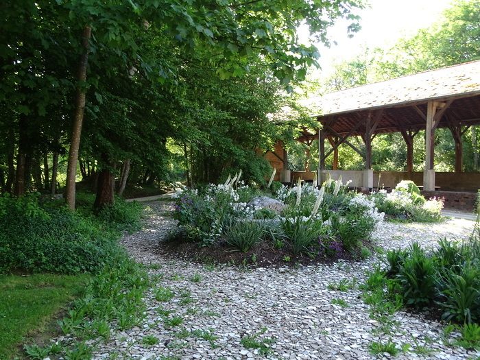 Fabrice, der Gärtner, lädt Sie zu einem Spaziergang durch die Gartenwege ein, um einen (Neu-)Besuch zu machen.