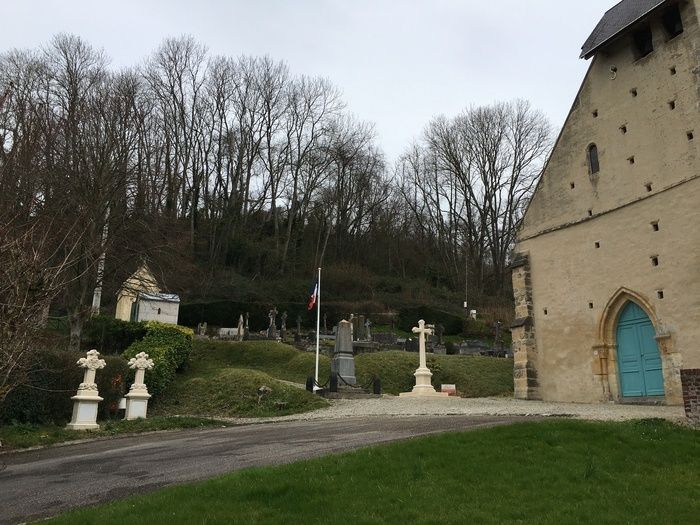 Visite extérieure et intérieure de l'église d'un style roman tardif XIIe et XIIIe siècle.