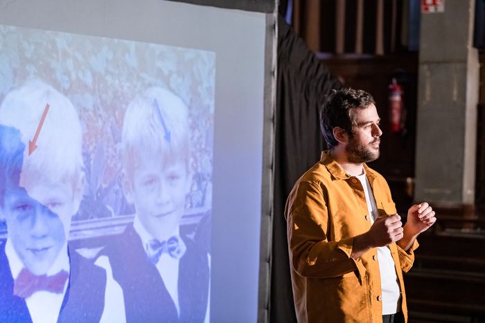 Spectacle de théâtre et magie à partir de 10 ans dans le cadre des ARPL 2023 par la Compagnie Le Phalène dans lequel un magicien explore les mystères de sa gémellité.