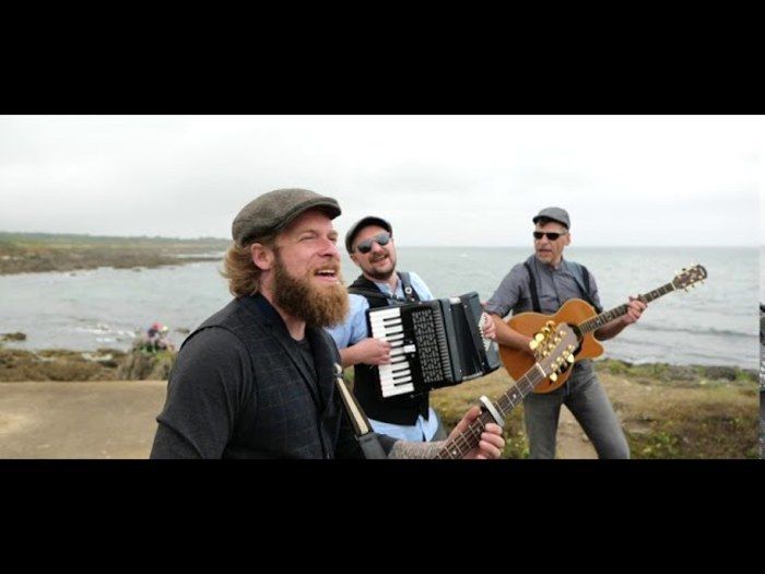 Une bande de musiciens naufragés, prête à vous faire danser comme on le faisait jadis.