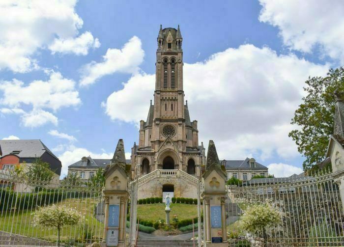 L’histoire du Petit Lourdes débute en 1870 lorsque la congrégation des frères des écoles chrétiennes fonde un noviciat dans une ferme des bords du canal de Caen à la mer.